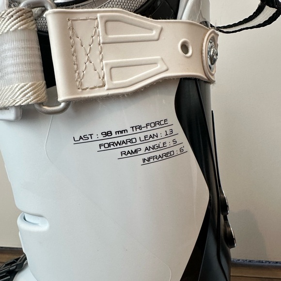 Nordica Promachine 105 Ski Boots - Women's 2023. 305 mm (26-26.5) - Picture 3 of 16